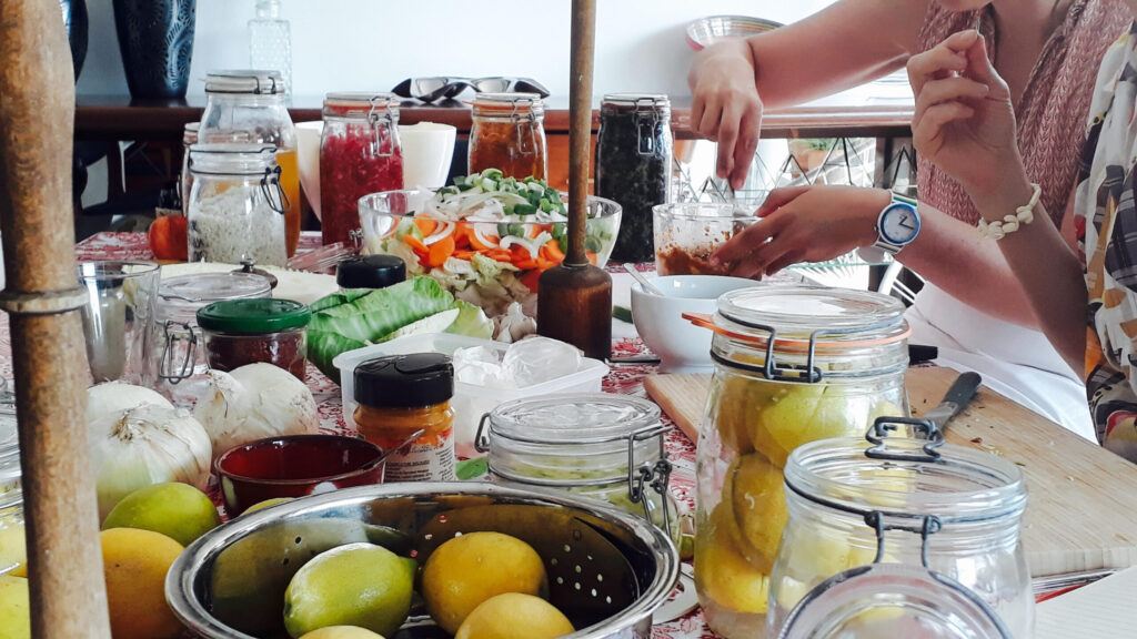 Atelier de fermentation de légumes Fermentierra avec bocaux, légumes et participants
